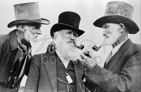 101 Men smoking a Pipe